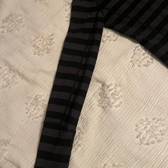 Lululemon Jacket. Size 6 - Picture 4 of 7